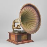 476045 Horn gramophone
